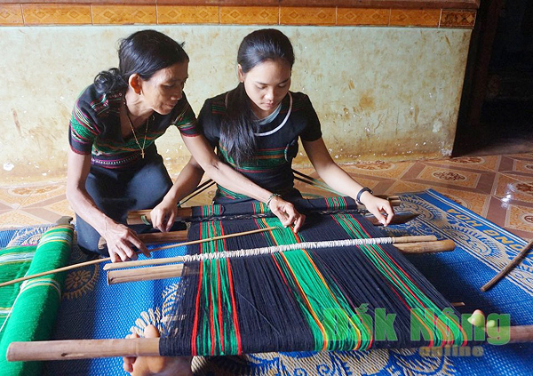 Đắk Nông có gần 1.000 nghệ nhân dệt thổ cẩm truyền thống - ảnh 2