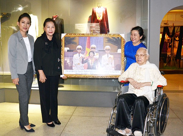 Chủ tịch Quốc hội Nguyễn Thị Kim Ngân thăm Bảo tàng Phụ nữ Nam Bộ - ảnh 2