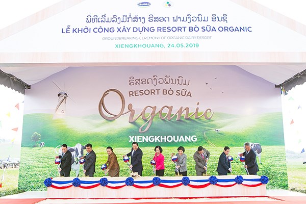 Vinamilk hợp tác xây dựng Tổ thợp “Resort” bò sữa organic tại Lào - ảnh 1