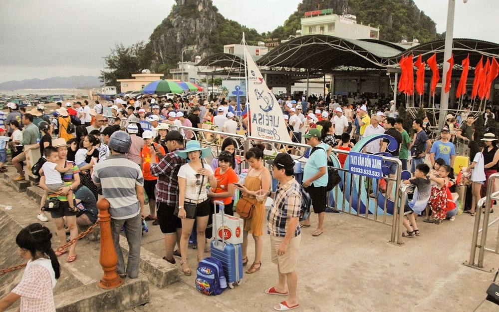 Hơn 620.000 lượt khách du lịch đến Quảng Ninh dịp nghỉ lễ - ảnh 2