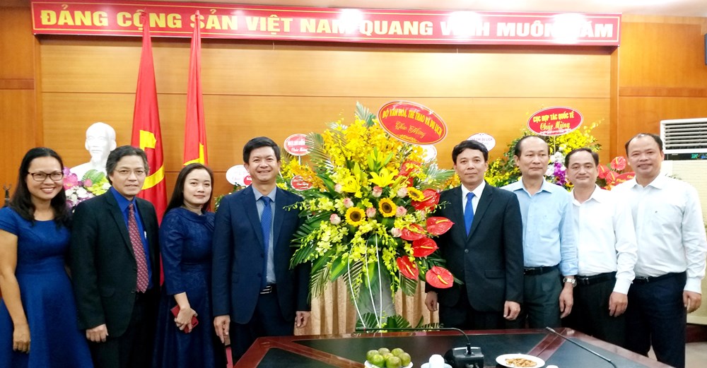 Thứ trưởng Lê Quang Tùng chúc mừng các thầy cô trường ĐH Văn hoá Hà Nội và trường Cao đẳng Du lịch Hà Nội - ảnh 2