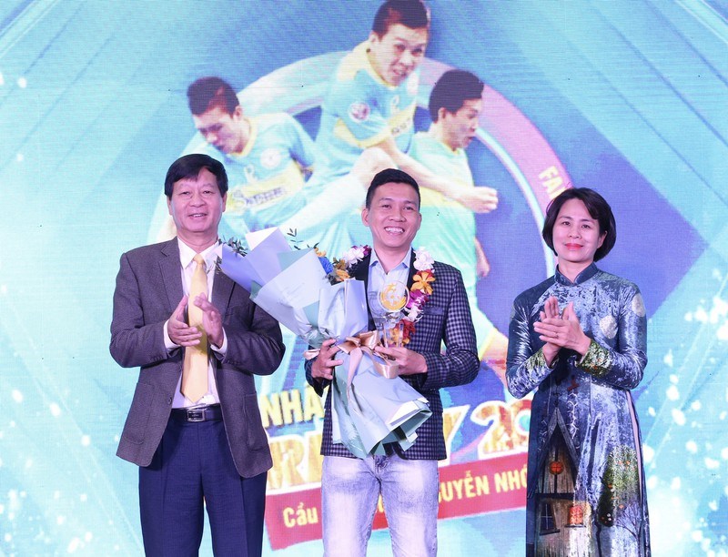 Cầu thủ futsal nhận giải thưởng Fair-play bóng đá Việt Nam 2020 - ảnh 1