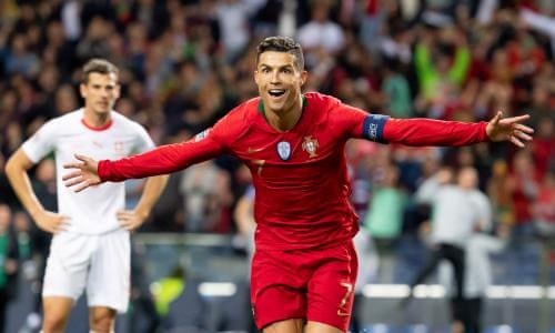 Ronaldo đang trên đường trở thành chân sút vĩ đại nhất cấp độ đội tuyển quốc gia - ảnh 1