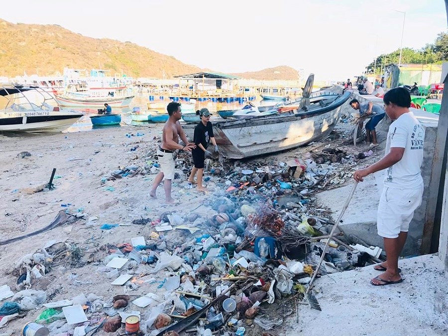 Khu du lịch vịnh Vĩnh Hy: Người dân tự nhặt rác, làm sạch rạn san hô - ảnh 1
