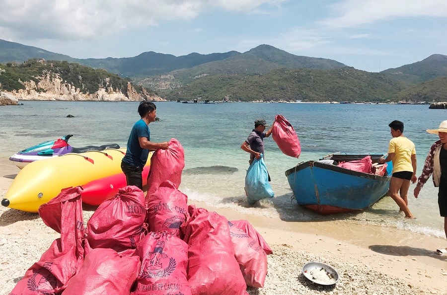 Khu du lịch vịnh Vĩnh Hy: Người dân tự nhặt rác, làm sạch rạn san hô - ảnh 4