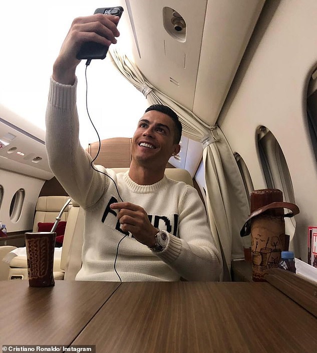 Ronaldo bị cách ly 14 ngày tại Italia - ảnh 1
