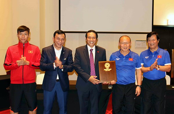 Đại sứ Việt Nam tại UAE thăm thầy trò HLV Park Hang Seo - ảnh 1