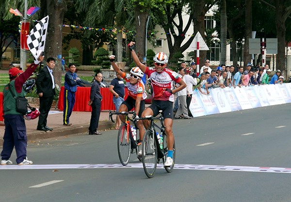 Chặng 8 cuộc đua xe đạp Nam Kỳ Khởi Nghĩa: Áo vàng tiếp tục đổi chủ - ảnh 1