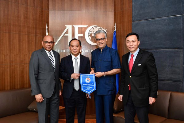 Chủ tịch VFF Lê Khánh Hải thăm và làm việc với AFC - ảnh 2