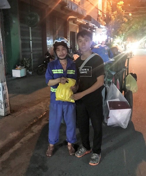 Trung thu ấm tình người của công nhân vệ sinh môi trường Đà Nẵng - ảnh 2
