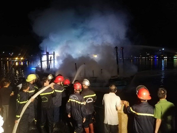 Tàu cá sông Hàn bốc cháy dữ dội trong đêm - ảnh 2