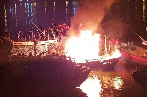 Tàu cá sông Hàn bốc cháy dữ dội trong đêm - ảnh 1