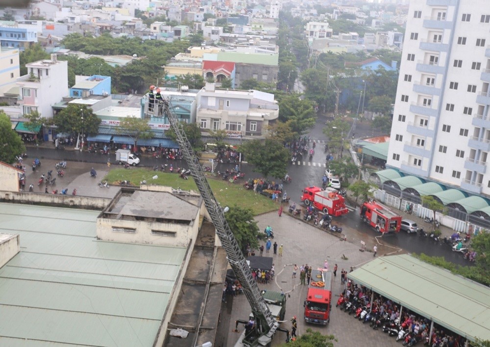 Đà Nẵng: Cháy chung cư, 1 căn hộ bị thiêu rụi - ảnh 2