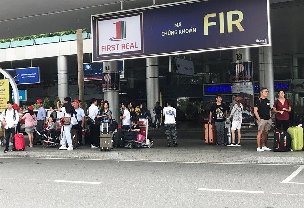 Hàng loạt taxi “từ chối” khách tại sân bay để phản đối Grab - ảnh 2