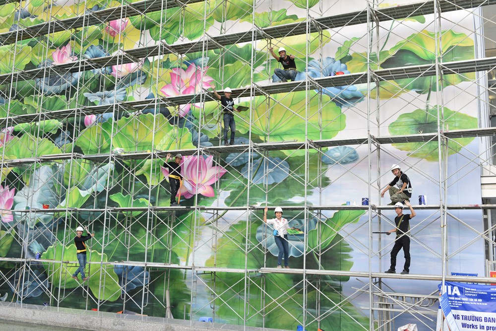 Tranh quốc hoa hiện diện ở sân bay Nội Bài - ảnh 3