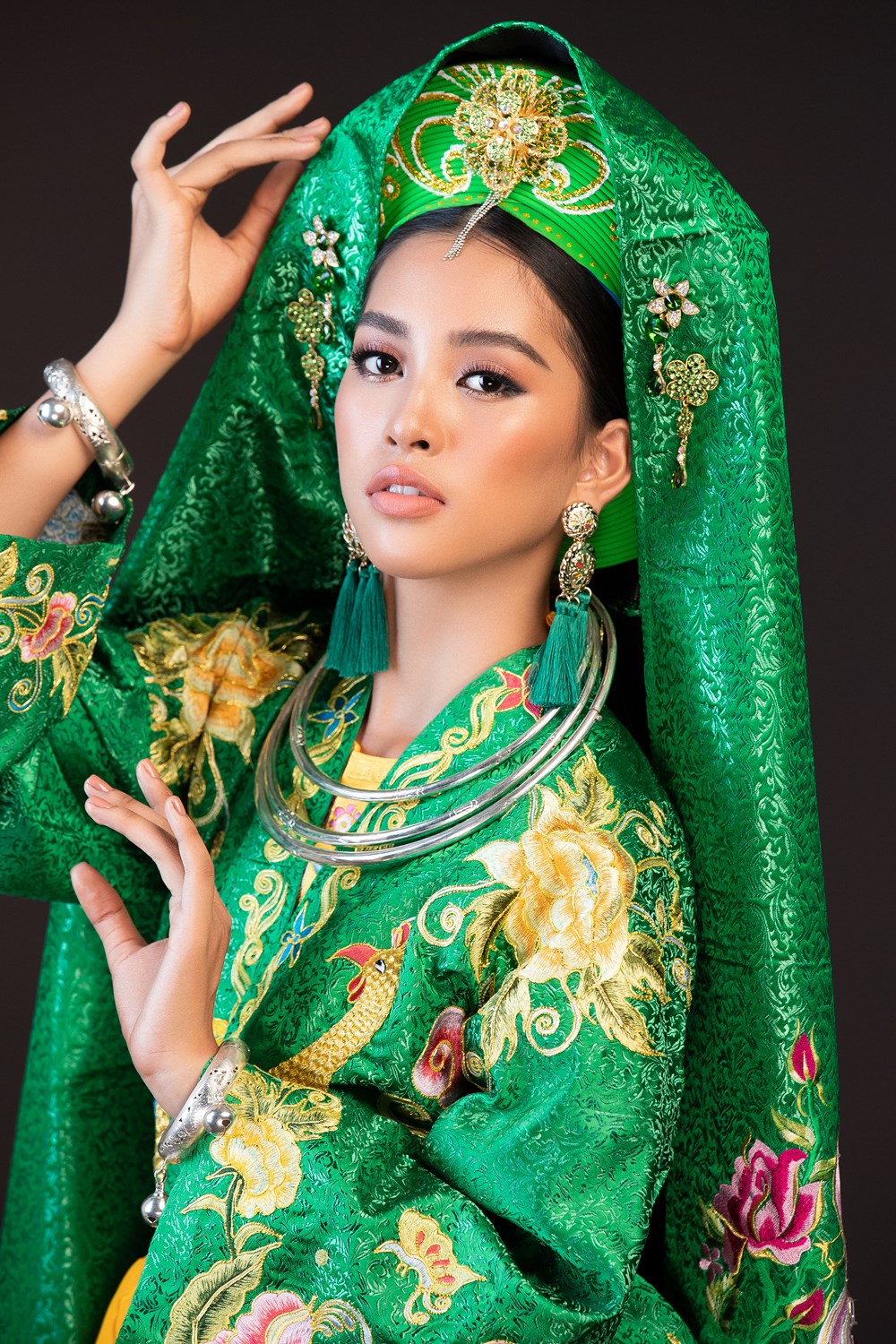 Hoa hậu Tiểu Vy trình diễn nghệ thuật chầu văn tại MissWorld - ảnh 2