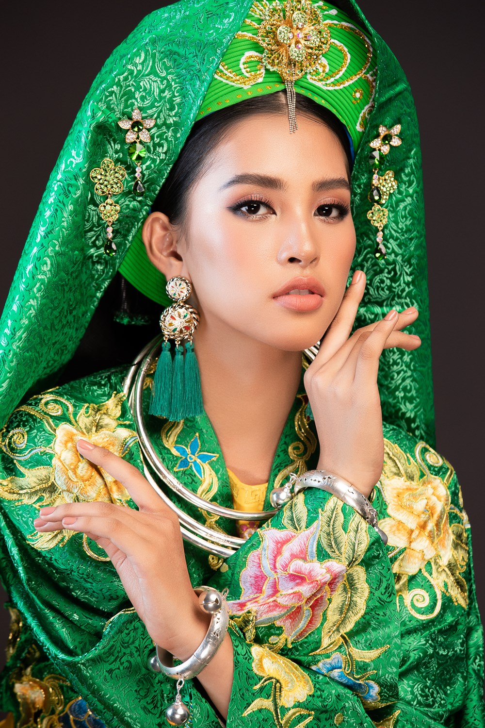 Hoa hậu Tiểu Vy trình diễn nghệ thuật chầu văn tại MissWorld - ảnh 3