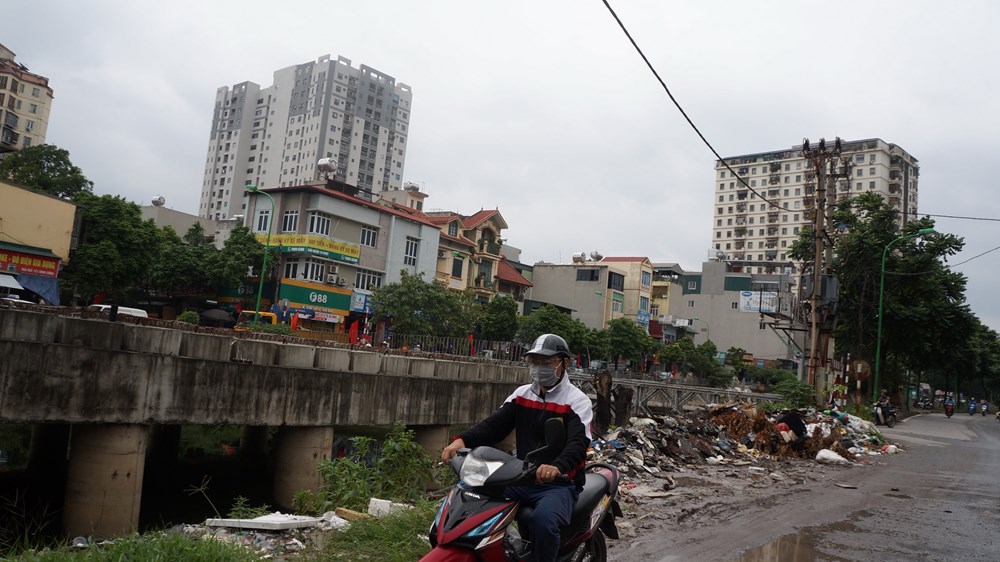 Hà Nội: Làm gì để ngăn rác thải tràn ngập bờ sông? - ảnh 4