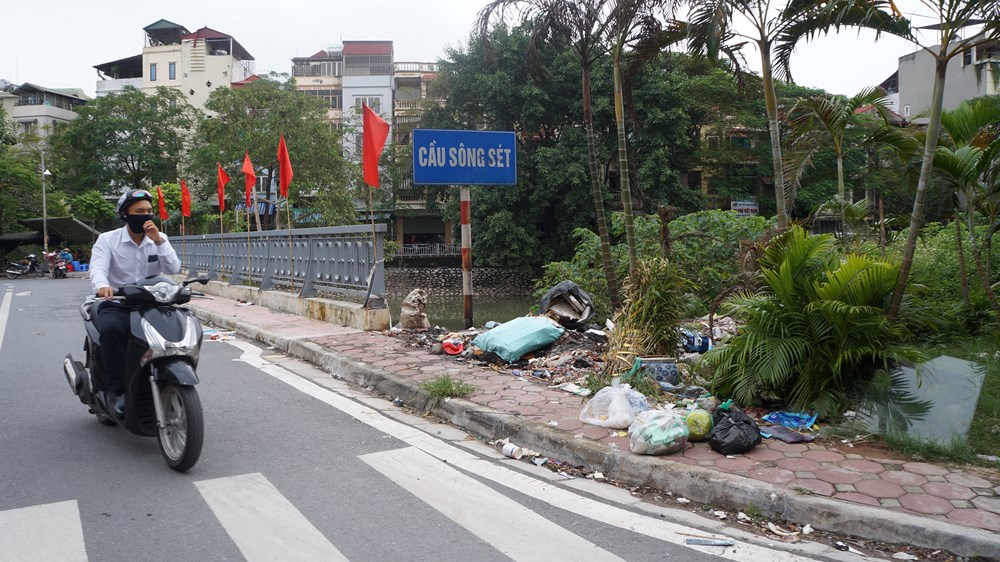Hà Nội: Làm gì để ngăn rác thải tràn ngập bờ sông? - ảnh 7