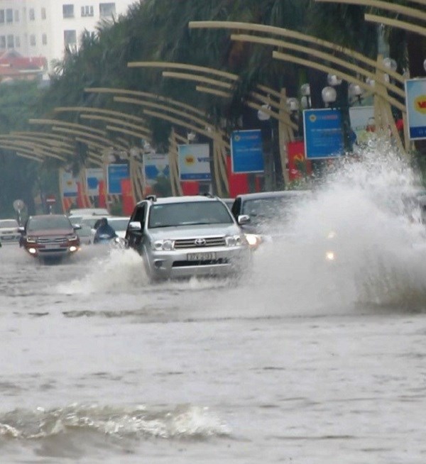 Nghệ An: Mưa lớn kéo dài, nhiều tuyến đường TP Vinh chìm trong biển nước - ảnh 3