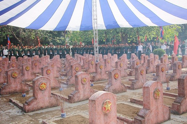 Xúc động lễ truy điệu, an táng 96 hài cốt liệt sĩ Việt Nam hy sinh tại Lào - ảnh 1