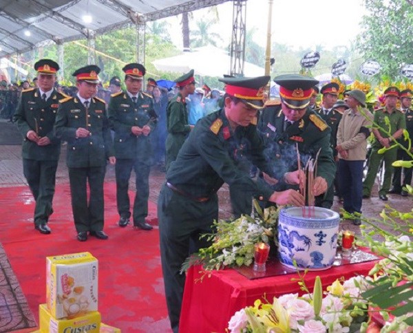 Người dân, đồng đội Nghệ An đón các liệt sĩ hi sinh ở Rào Trăng 3 về đất mẹ - ảnh 3