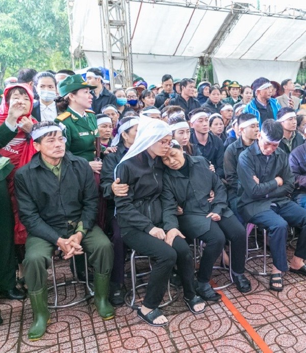 Người dân, đồng đội Nghệ An đón các liệt sĩ hi sinh ở Rào Trăng 3 về đất mẹ - ảnh 4