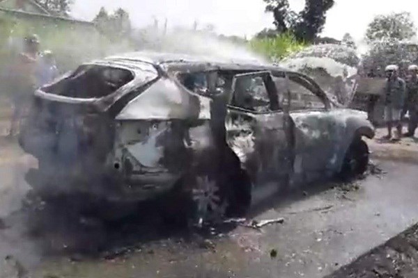 Nghệ An: Xe ô tô bốc cháy giữa đường, tài xế bỏng nặng - ảnh 2