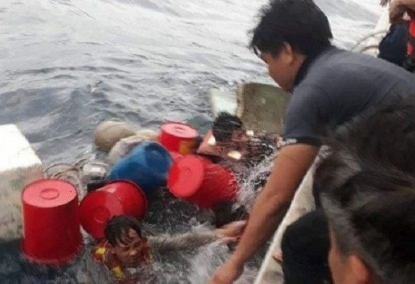 Cứu 6 ngư dân bị chìm tàu ôm can nhựa lênh đênh trên biển - ảnh 1