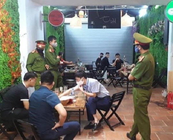 Nghệ An: Xử phạt quán nhậu vẫn hoạt động bất chấp lệnh cách ly xã hội - ảnh 1