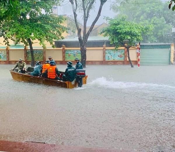 Nghệ An: Mưa lớn, nhiều nơi bị ngập, trường học thông báo cho học sinh nghỉ học - ảnh 5