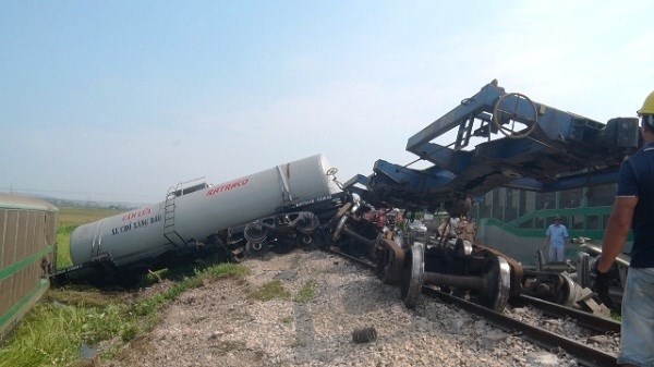 Nghệ An: Tàu hỏa đâm văng xe tải, bốn toa tàu bị lật - ảnh 2