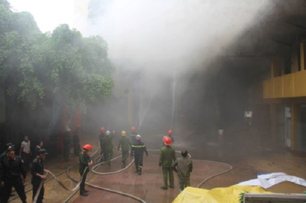 Nghệ An: Cháy lớn ở tổ hợp khách sạn, bar, karaoke, 1 người chết - ảnh 2