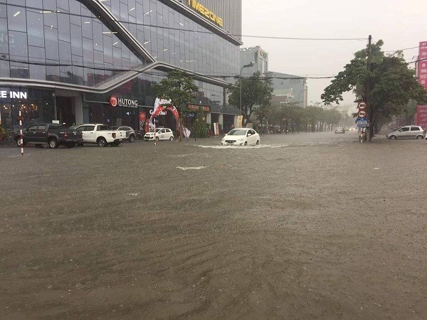 Nghệ An: Mưa lớn kéo dài, TP Vinh chìm trong biển nước - ảnh 2