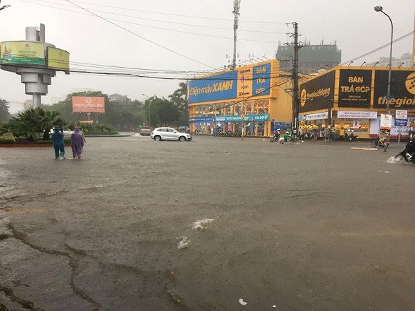 Nghệ An: Mưa lớn kéo dài, TP Vinh chìm trong biển nước - ảnh 1