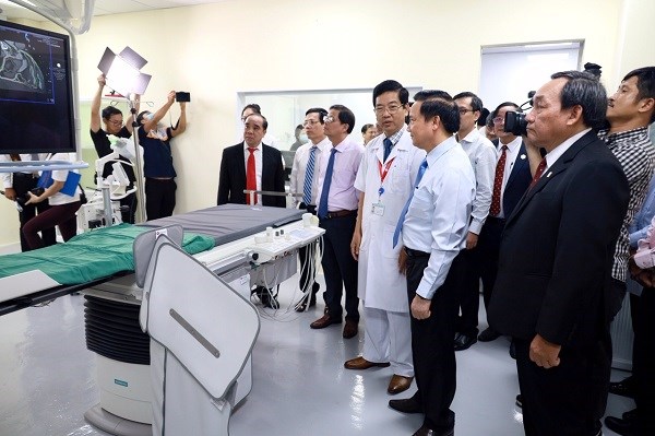 Trao tặng thiết bị y tế 29 tỉ đồng cho Bệnh viện Đa khoa tỉnh Khánh Hòa - ảnh 1