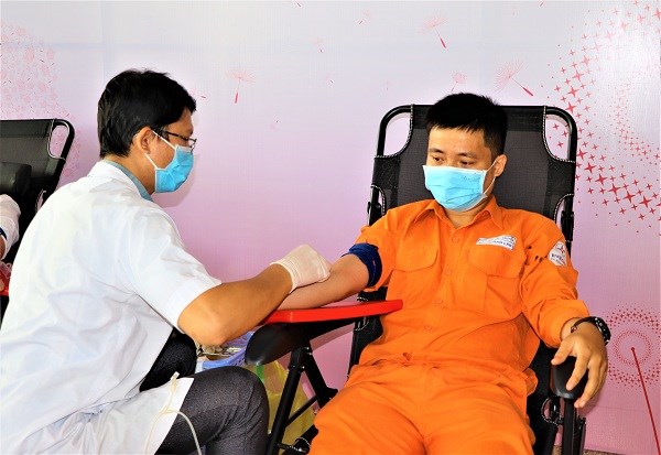 PC Khánh Hòa: Hiến gần 150 đơn vị máu hưởng ứng Tuần lễ hồng EVN lần VII - ảnh 3
