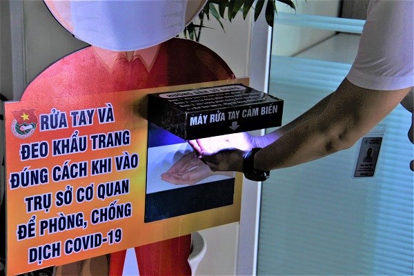 PC Khánh Hòa: Thiết kế, lắp đặt thiết bị rửa tay sát khuẩn tự động - ảnh 1