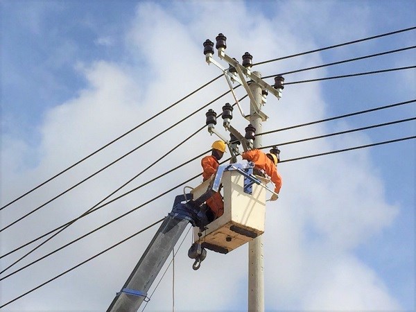 PC Khánh Hòa: Hỗ trợ khôi phục lưới điện tại Bình Định - ảnh 1