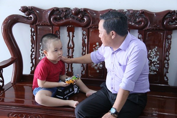 PC Khánh Hòa: Vận động quyên góp gần 100 triệu đồng hộ trợ gia đình NLĐ có con nhỏ bị bệnh hiểm nghèo - ảnh 1