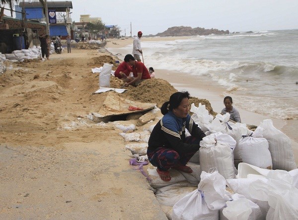 Bình Định: Cấp 53.000 bao cát giúp người dân ứng phó với bão - ảnh 1