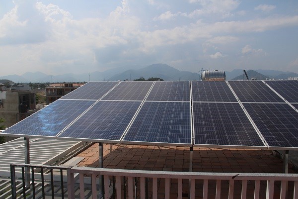 Lắp đặt điện mặt trời mái nhà, vừa ích nước vừa lợi nhà - ảnh 1