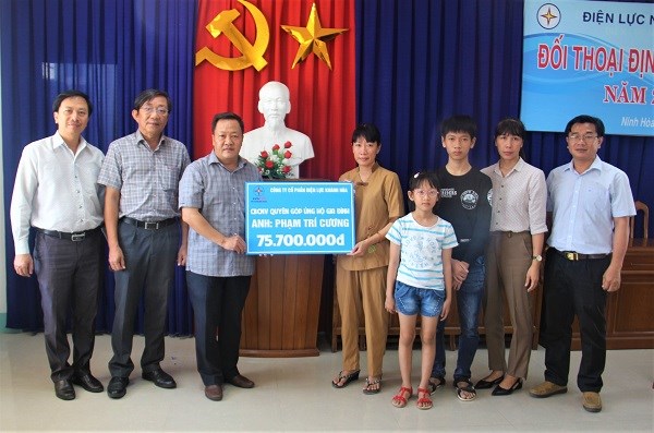 PC Khánh Hòa: Trao tặng hơn 186 triệu đồng cho gia đình người lao động bị tai nạn qua đời - ảnh 1