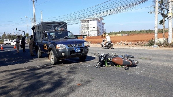 Đắk Lắk: Tông vào xe của Cảnh sát cơ động, người phụ nữ nguy kịch - ảnh 1