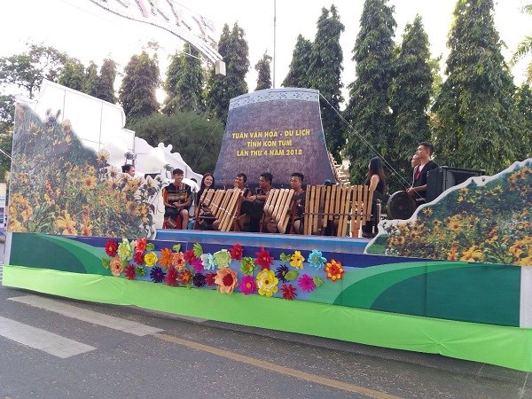 Đa sắc màu văn hóa dân tộc tại Lễ hội đường phố ở Kon Tum - ảnh 2