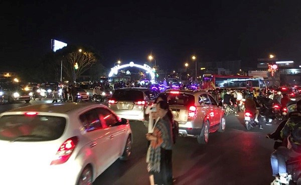 Lâm Đồng:  Hàng ngàn ô tô, xe máy nối đuôi rời Đà lạt - ảnh 2