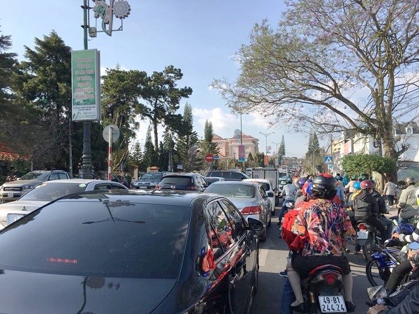 Lâm Đồng:  Hàng ngàn ô tô, xe máy nối đuôi rời Đà lạt - ảnh 4