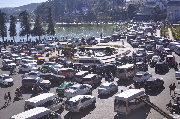 Lâm Đồng:  Hàng ngàn ô tô, xe máy nối đuôi rời Đà lạt - ảnh 1