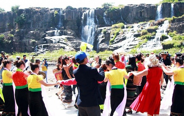 Lễ hội mùa Xuân dưới chân thác Pougour - ảnh 1