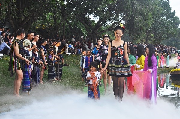 Lâm  Đồng:  Tổ chức trình diễn thời trang tơ lụa và thổ cẩm - ảnh 1